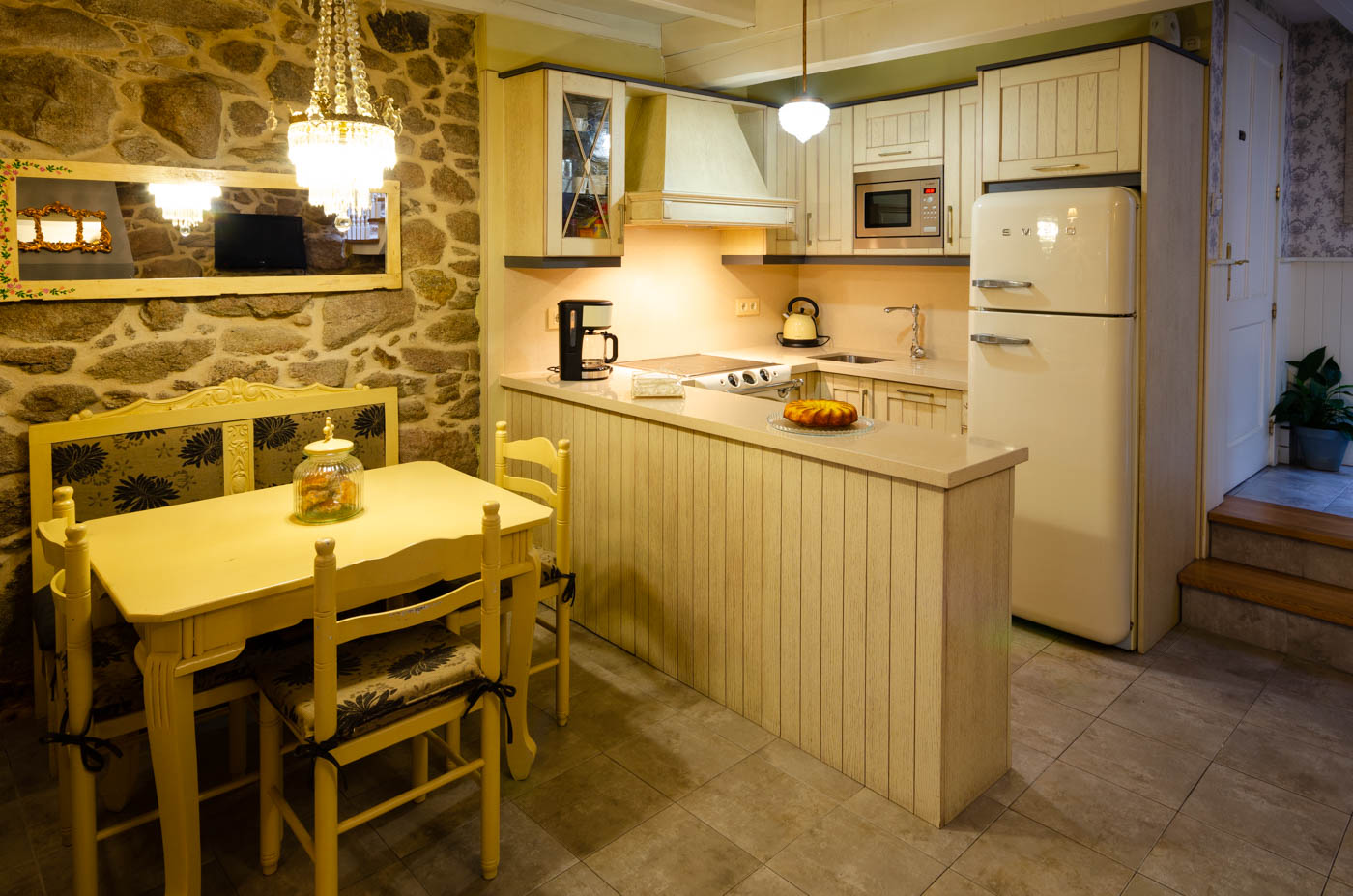 Mesa de cocina y comedor.